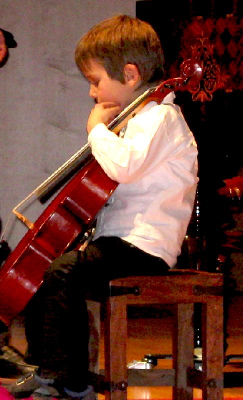 Jacob Waterhouse wird von seinem Vater Graham Waterhouse, dem Münchner Cellisten und Komponisten, auf »Jugend musiziert« vorbereitet.	Foto: Privat