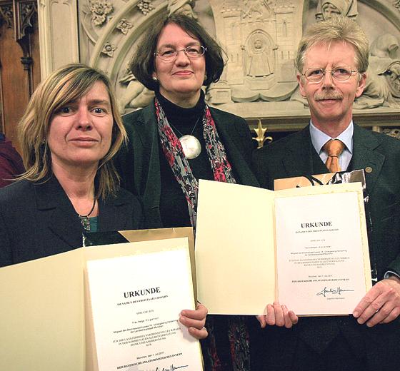 Für langjähriges Engagement wurde Helga Hügenell (l.) von Bürgermeisterin Christine Strobl geehrt, ebenso wie Wilhelm Hanseder (r.).  	Foto: Hirt
