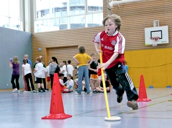 Zu den neuen Disziplinen bei der »Altersgerechten Kinderleichtathletik« gehört beispielsweise die Stabhockeystaffel. 	Foto: Privat