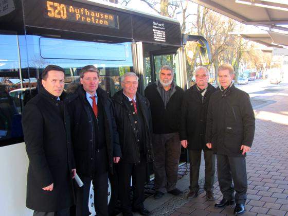 Stellten den neuen Bus vor (v.l.): Max Gotz, Andreas und Hans Scharf, Georg Gutt (Landratsamt Erding), Stadtplaner Wilhelm Wagner und Dieter Mersdorf (MVV). 	Foto: Stadt