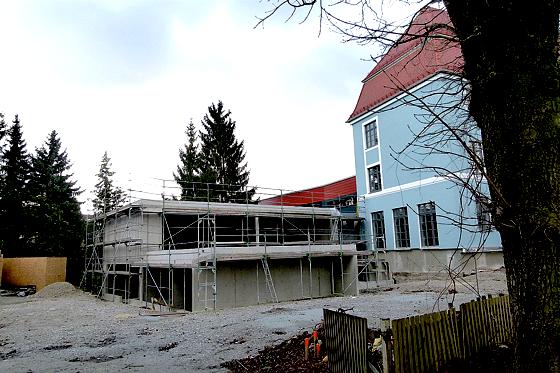 Der flache Anbau der sanierten Schule erhält eine Holzfassade aus sibirischer Lärche. 	Foto: bb