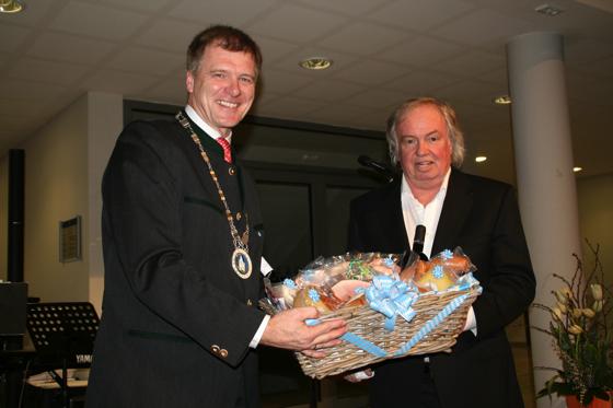 Bürgermeister Stefan Schelle überreichte Regisseur Franz Xaver Bogner einen Korb mit bayerischen Schmankerln. 	Foto: hol