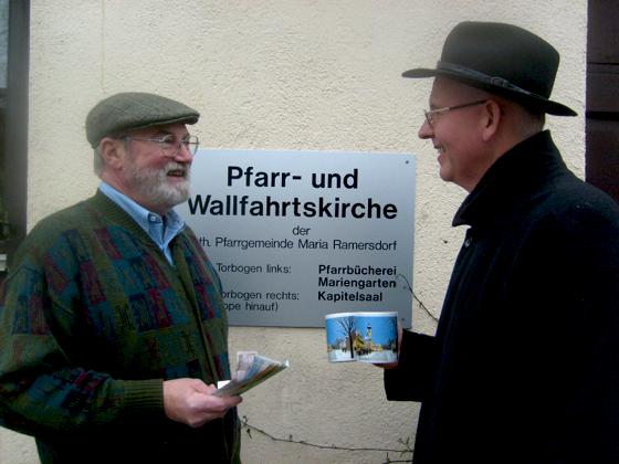 Friedrich Huber übergibt Pfarrer Harald Wechselberger 250 Euro für die Innenrenovierung.	Foto: Privat