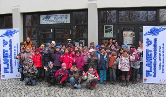 Jugendzentrum und Hausaufgabenhilfe waren begeistert von ihrem gemeinsamen Ausflug in die ZDF-Studios nach Unterföhring.                                    Foto: VA