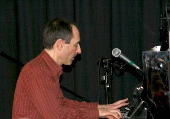 Michael Alf trug bei »moosachSWINGT« dem Publikum auch Bluesnummern vor. 	Foto: VA