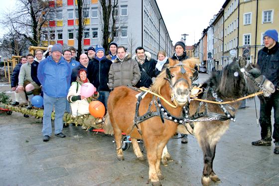 Neben den Giesingern und Harlachingern Vereinen, unterstützten auch die Ponys »Billy Idol« (li.) und »Ringo Starr« den Stangerl-Transport. 	Foto: HH
