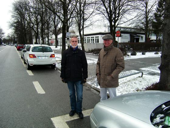 Ulrich Antony (links) und Peter Demuth von der Turnerschaft Jahn an der Ausfahrt des Vereinsparkplatzes auf die Weltenburger Straße, die auch durch eine Markierung auf dem Fahrbahnrand entschärft werden soll.	Foto: ikb