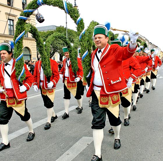 Seit Mitte des 16. Jahrhunderts tanzen die Schäffler ihren Reiftanz, der ursprünglich gegen die Angst nach der Pest in München eingesetzt wurde. Heute ist es ein besonderes, traditionsreiches Vergnügen.