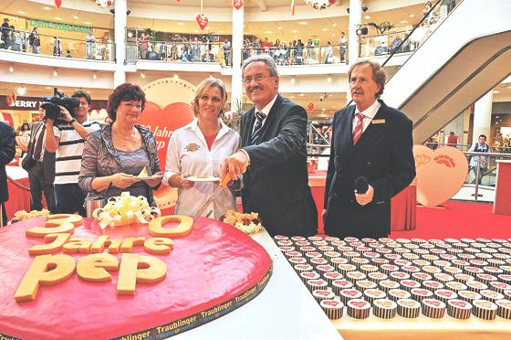 Zum 30. Geburtstag des pep schnitt Bürgermeister Christian Ude höchstpersönlich die Geburtstagstorte an.
