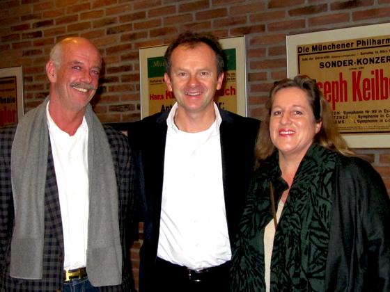 Die glücklichen Gewinner Kurt Uhl und seine Frau Susanne freuten sich, den Ausnahmemusiker Willy Astor (Mitte) einmal persönlich treffen zu dürfen. Foto: hw