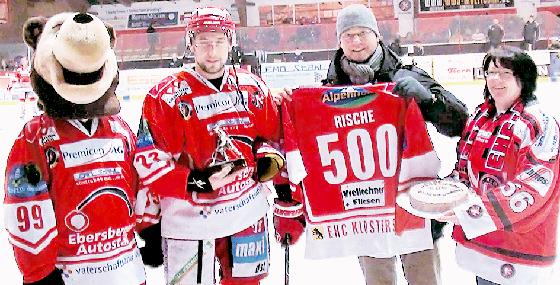 Bernd Rische (l.) wurde von EHC-Präsident Alexander Stolberg und einer Vertreterin der Fans für seinen 500. Einsatz geehrt.	Foto: smg