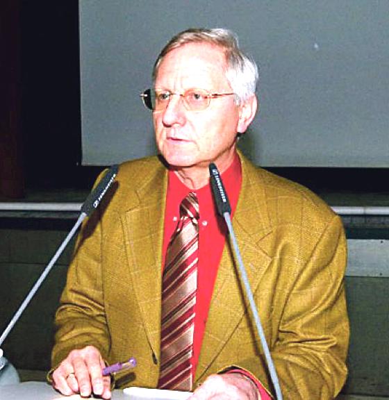 Schulleiter Franz Vogl erklärte die weitere Verzögerung bei der Einrichtung der Mensa.	Foto: bb