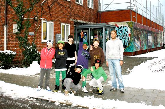 Auch die Jam-Crew »Little Boyz« und Sozialpädagoge Alexander Golombek (r.) freuen sich auf sanierte Räume in ihrem Jugendtreff. 	Foto: js