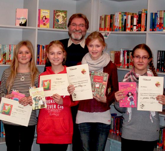 Sehr belesen: Schulleiter Josef Grundner mit den vier Vorleserinnen in der Schülerbücherei. 	Foto: VA