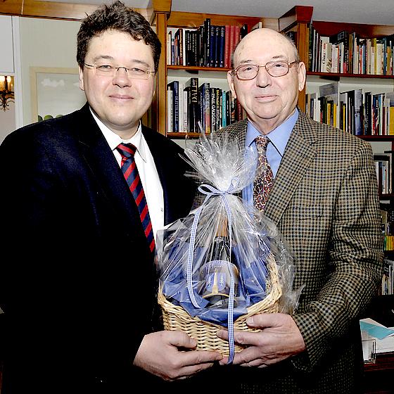 Ökonomen unter sich: Bürgermeister Thomas Loderer gratulierte Oppenländer zum 80. Geburtstag.	Foto: Claus Schunk