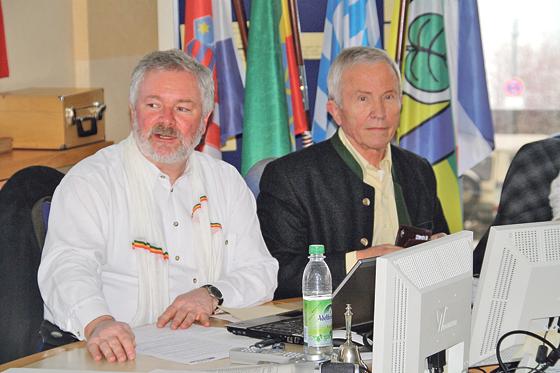 Anton Stephan und Norbert Paul informierten die Teilnehmer der Mitgliederversammlung rund um Alem Katema.	Verein