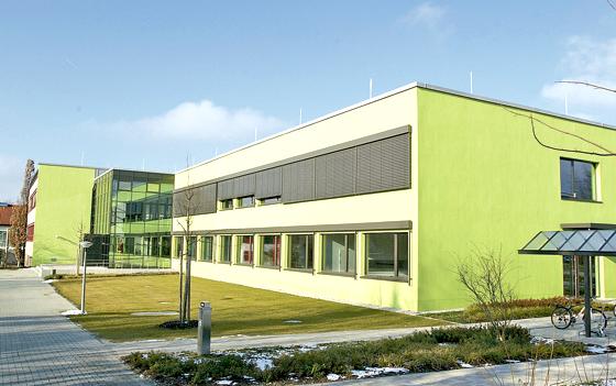 Die neue Mittelschule in Oberding wird jetzt noch für drei bis vier Millionen Euro erweitert für die neue Mini-Realschule, die ab September starten wird.	Foto: bb