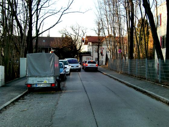 Die schmale, überwiegend einseitig zugeparkte Lohengrinstraße soll zwischen Oberföhringer und Effnerstraße als Tempo-30-Zone ausgewiesen werden. Rechts das Gehörlosenzentrum. 	Foto: ikb