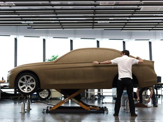 Designer von BMW kann man live bei der Gestaltung an einem Claymodell erleben. Foto: VA