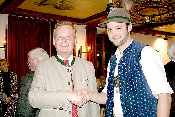 Bürgermeister Jan Neusiedl wünschte dem neuen Vorstand des Burschenvereins, Jakob Portenlänger viel Erfolg für sein künftiges Schaffen. 	Foto: hol