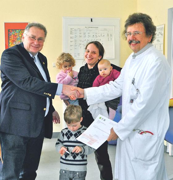 Horst Winkler, bei der Scheckübergabe an den Chefarzt der Kinderklinik Harlaching, Professor Dr. Reinhard Roos und Dr. Andrea Kraus. 	Foto: Hettich