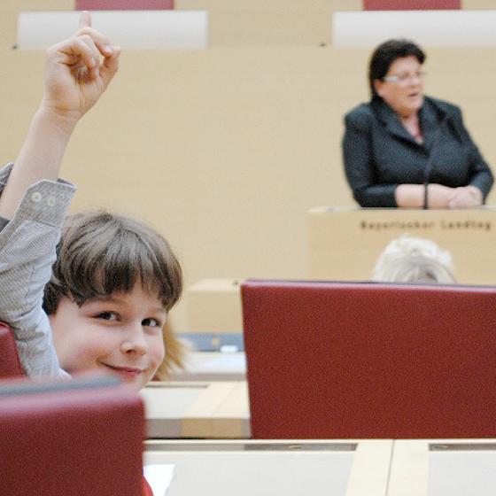 Kinder der Kinder-Uni beim Besuch des Bayerischen Landtages. Foto: Sarah Kaminski