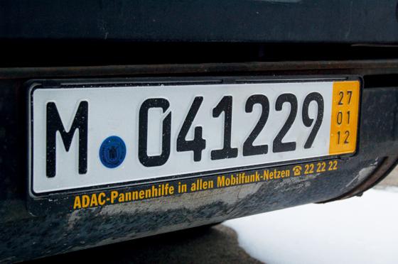 Wann das Kurzzeitkennzeichen seine Gültigkeit verliert, ist anhand der drei untereinander geschriebenen Zahlen auf gelbem Hintergrund erkennbar. In diesem Fall war das Ablaufdatum am 27. Januar 2012. 	Foto: ADAC
