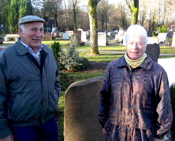 Bei einem Ortstermin zeigten Mathilde und Josef Loitfelder dem Bürgermeister, was auf dem Waldfriedhof gemacht werden müsste.	Foto: Gemeinde