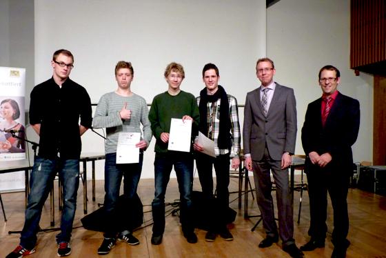 Alexander Schröder vom Ministerium Unterricht und Kultus (2. v. re.) und Markus Mitschke, Regionalkoordinator „Jugend debattiert“ (rechts), gratulierten den stolzen Gewinnern. 	Foto: bb