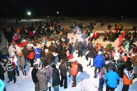 Fast 800 Erdinger bevölkerten den dick zugefrorenen Kronthaler Weiher beim zweiten Mondscheinlauf.	Foto: bb