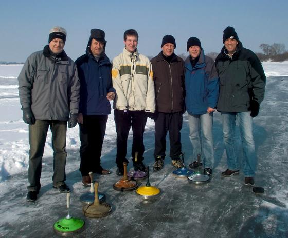 Die lange Kälteperiode hat es doch noch ermöglicht. Mitglieder des SSV Landsham beim Eisstockschießen auf Natureis.	Foto: Privat