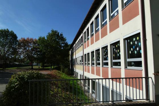 Die alte Grundschule am Fürholzer Weg soll abgerissen, die Kinder in Containern unterrichtet und eine neue Schule samt Mittagsbetreuung gebaut werden.  Gesamtkosten: 15,8 Millionen Euro.	Foto: bb