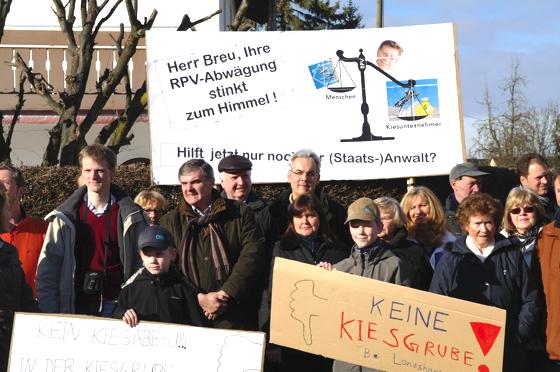 Auch SPD-Bundestagsabgeordneter Ewald Schurer (Vierter von links) war bei der Demonstration am Abfanggraben in Landsham dabei.	Foto: Privat