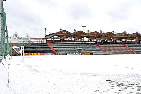 Der Winter wirbelt den Spielplan der Dritten Liga durcheinander. Auch der Unterhachinger Sportpark blieb am Wochenende dicht.	Foto: Daniel Glasl