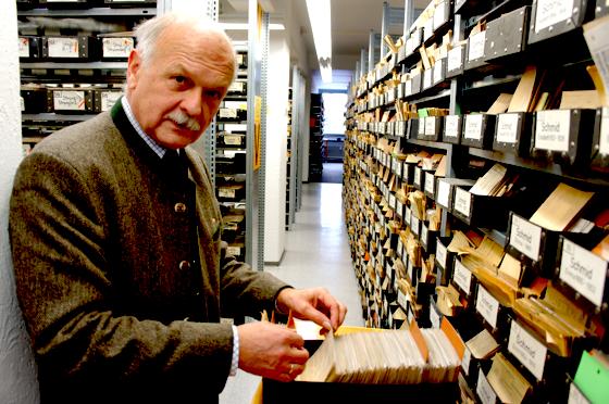 Heinrich Rehberg recherchiert im umfangreichen Namenskarten-Archiv, die bis heute die Basis der Arbeit beim Suchdienst bilden. Foto: ms