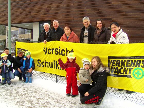 Vor dem neuen Kindergarten St. Benedikt warnt jetzt ein  gelbes weithin sichtbares Banner die Autofahrer, auf Kinder zu achten. 	Foto: KVW