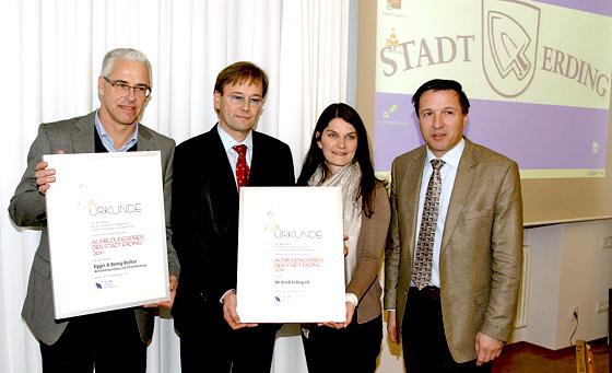 Die Sieger des Ausbildungspreises 2011: Johann Egger  (Egger & Donig-Dreher), Josef Kern, Melanie Zehetmeier  (VR-Bank eG), Bürgermeister Max Gotz.	Foto: bb