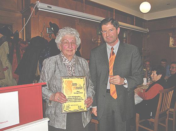 Präsident Christian Hanf überreicht Irmengard Pickel ihre Auszeichnung zum Ehrenmitglied. 	Foto: Verein