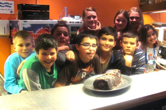Zehn Kids, ein Kuchen: Den Nachwuchsbäckern läuft schon das Wasser im Mund zusammen.	Foto: VA