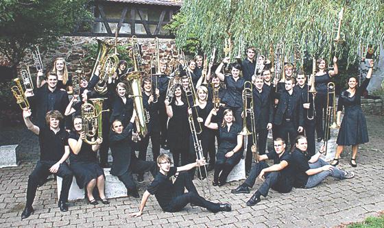 Der Bayerische Landesjugendposaunenchor mit dem typischen Bläsergruß. Chorleiterin Kerstin Dikhoff (r.) freut sich auf viele Konzertbesucher. 	Foto: VA