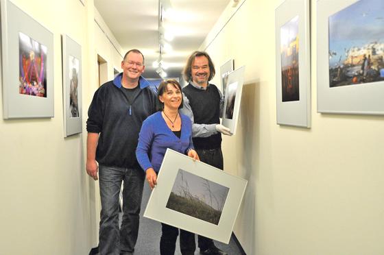 Holger Oesterling, Hilde Jüngst und Lambert Heil (v. l.) bei den Vorbereitungen zur ersten Ausstellung des Fotoclub Vaterstetten. 	Foto: Sybille Föll