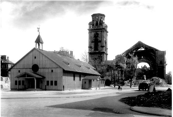 Die Notkirche vor der zerstörten Pfarrkirche St. Joseph in Schwabing/Maxvorstadt, 1948. Foto: Anker München