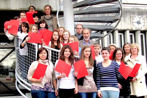 Schulleiter Rudolf Galata zeigt gemeinsam mit Kollegen und Schülern der Mehrheit im Rathaus Taufkirchen die Rote Karte. Foto: hw