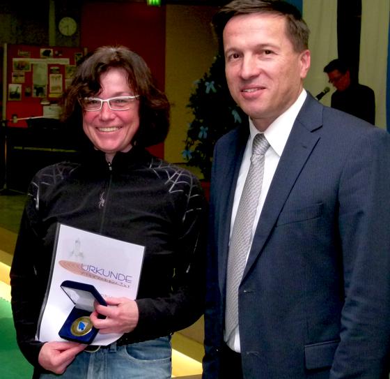 Sabine Hettstedt holte den Titel der Europameisterin im Einzelfahren und Vize-Europameisterin im Straßenrennen, wofür sie Bürgermeister Max Gotz auszeichnete. 	Foto: VA