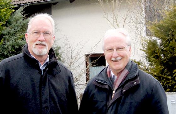Erich Brand (l.) und Hermann Mader (r.) freuen sich über  viele Mitstreiter für die Bürger-Energie-Unterhaching e.G.