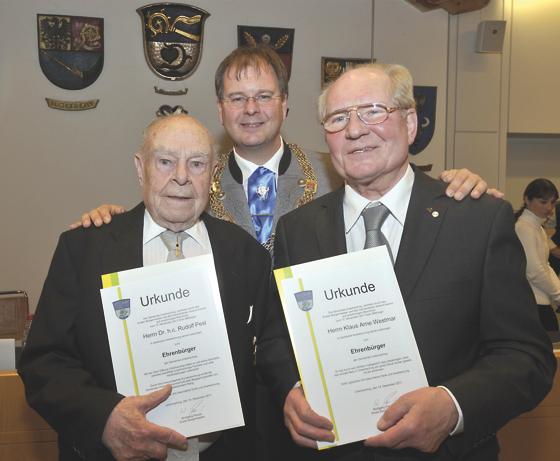 Gleich zwei neue Ehrenbürger durfte Bürgermeister Wolfgang Panzer (Bildmitte) auszeichnen: Dr. Rudolf Pesl (l.) und Klaus Westmar (r.)  Foto: Claus Schunk