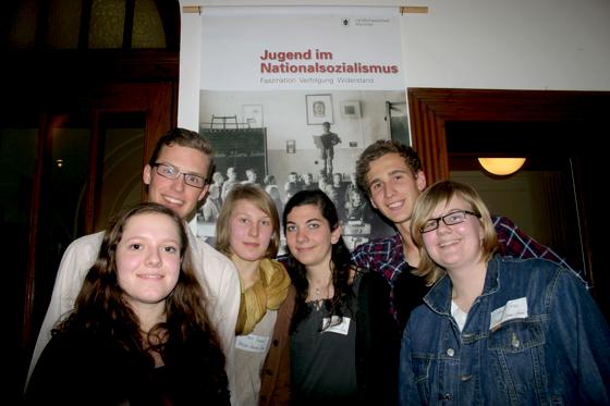 Schüler dreier Gymnasien haben in der Seidlvilla die Ausstellung »Jugend im Nationalsozialismus« auf die Beine gestellt.	Foto: Sylvie-Sophie Schindler