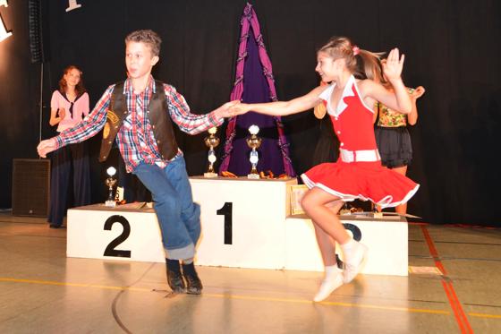 Auftritt im Rockabilly-Outfit: Theresa Sommerkamp und Elian Preuhs aus Oberpframmern tanzen leidenschaftlich gerne Boogie. 	Foto: Privat