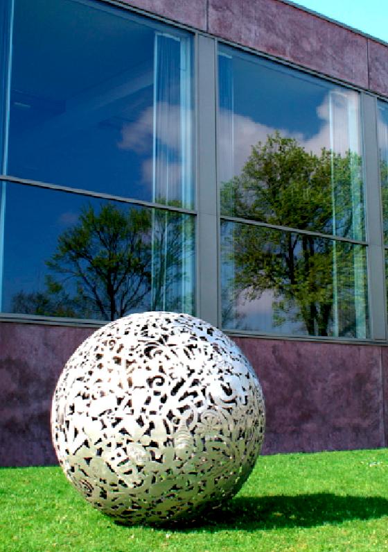 Die »Erzählkugel« von Peter Schwenk vor dem Kulturzentrum Trudering.	Foto: Privat
