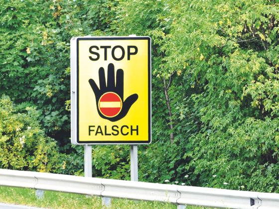 Dieses Schild soll Autofahrer daran hindern, versehentlich falsch auf die Autobahn zu fahren. 	 Foto: fotolia/ jomare